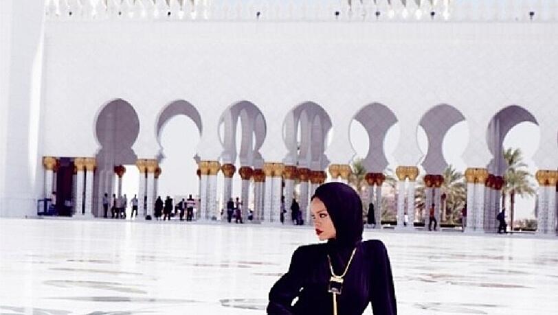 Rihanna posierte am Wochenende auf dem Gelände einer Moschee in Abu Dhabi Rihanna posierte am Wochenende auf dem Gelände einer Moschee in Abu Dhabi
