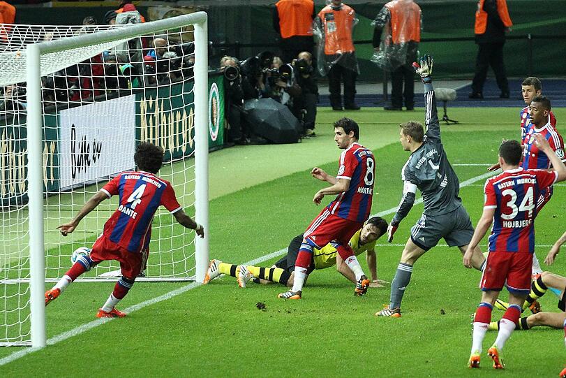 Mit vollem Einsatz versucht Bayern-Verteidiger Dante den Kopfball von Mats Hummels noch vor der Torlinie zu klären. Klar zu sehen: Der Ball ist hinter der Linie.