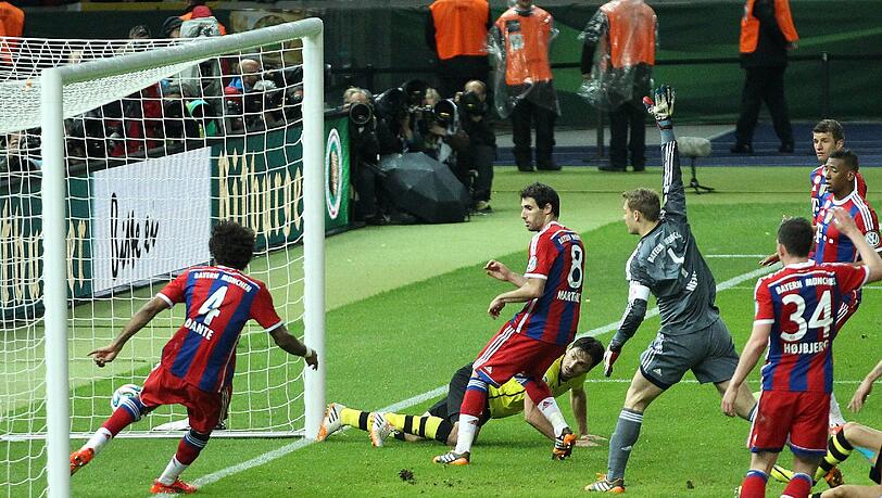 Mit vollem Einsatz versucht Bayern-Verteidiger Dante den Kopfball von Mats Hummels noch vor der Torlinie zu klären. Klar zu sehen: Der Ball ist hinter der Linie. Mit vollem Einsatz versucht Bayern-Verteidiger Dante den Kopfball von Mats Hummels noch vor der Torlinie zu klären. Klar zu sehen: Der Ball ist hinter der Linie.