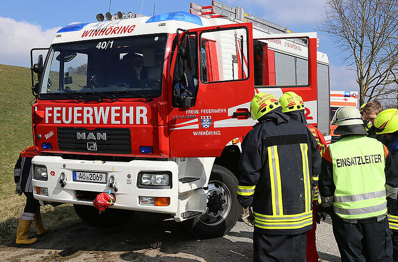 Bilder vom Unfall in Wald bei Altötting. Eine junge Fahranfängerin ist von der Fahrbahn abgekommen und gegen einen Baum geprallt.