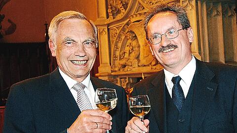 2003 &ndash; Ein Prost unter Weggefährten: Christian Ude, damals Münchner Oberbürgermeister, gratuliert Alt-OB Georg Kronawitter zum 75. Geburtstag.