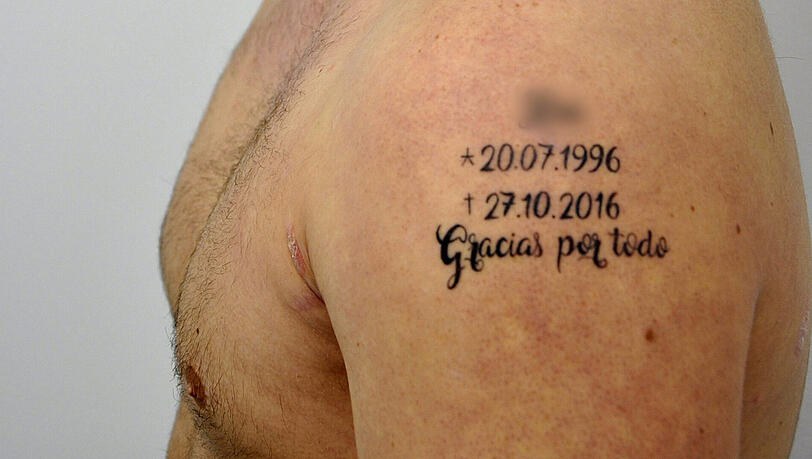"Gracias por todo" (Danke für alles) ließ sich dermutmaßliche Täter nach dem Mord an der Frau auf den Oberarm tätowieren. Am 22. August beginnt der Prozess. "Gracias por todo" (Danke für alles) ließ sich dermutmaßliche Täter nach dem Mord an der Frau auf den Oberarm tätowieren. Am 22. August beginnt der Prozess.