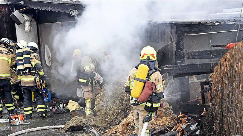 Die Feuerwehrler mussten mehrere Kubikmeter Stroh nach draußen tragen und löschen.