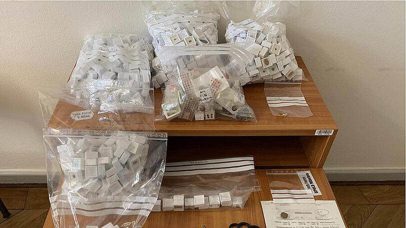Die Polizei bei der Buskontrolle in Lindau fand fast tausend Edelsteine im Gepäck des 38-Jährigen.