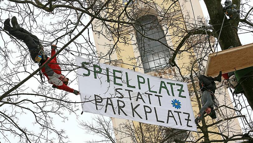 Im Februar hatten Aktivisten wochenlang alte Ahornbäume auf dem Josephsplatz besetzt: "Spielplatz statt Parkplatz", steht auf einem ihrer Plakate. Im Februar hatten Aktivisten wochenlang alte Ahornbäume auf dem Josephsplatz besetzt: "Spielplatz statt Parkplatz", steht auf einem ihrer Plakate.