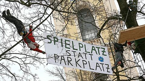 Im Februar hatten Aktivisten wochenlang alte Ahornbäume auf dem Josephsplatz besetzt: "Spielplatz statt Parkplatz", steht auf einem ihrer Plakate.
