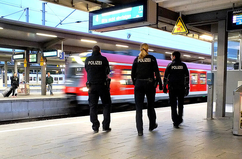 Bundespolizisten am Ostbahnhof haben Montagnacht mit einem Schwarzfahrer zu kämpfen gehabt. (Symbolbild)