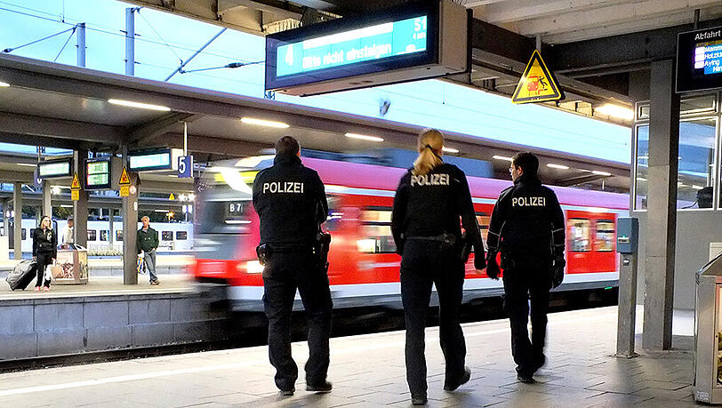 Bundespolizisten am Ostbahnhof haben Montagnacht mit einem Schwarzfahrer zu kämpfen gehabt. (Symbolbild) Bundespolizisten am Ostbahnhof haben Montagnacht mit einem Schwarzfahrer zu kämpfen gehabt. (Symbolbild)