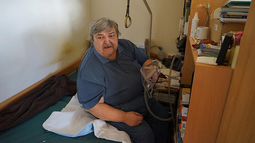 Jörg Hoppe in seiner Wohnung. Wenn der Hausaufzug nicht funktioniert, kann er sie nicht verlassen.