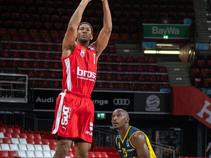 Kameron Taylor (l) von Bamberg und Rickey Paulding von Oldenburg in Aktion. Foto: Tilo Wiedensohler/camera4/BBL/POOL/dpa