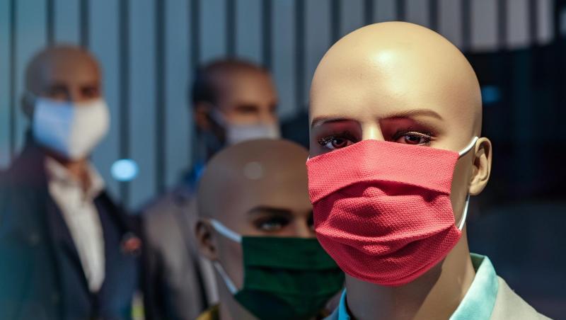 Im öffentlichen Personennahverkehr sowie beim Einkaufen muss ein Mund-Nase-Schutz getragen werden. Im öffentlichen Personennahverkehr sowie beim Einkaufen muss ein Mund-Nase-Schutz getragen werden.