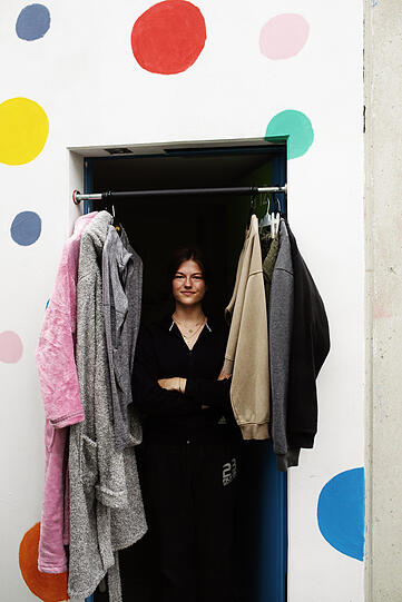 Studentin Jessica wohnt in einem Bungalow.