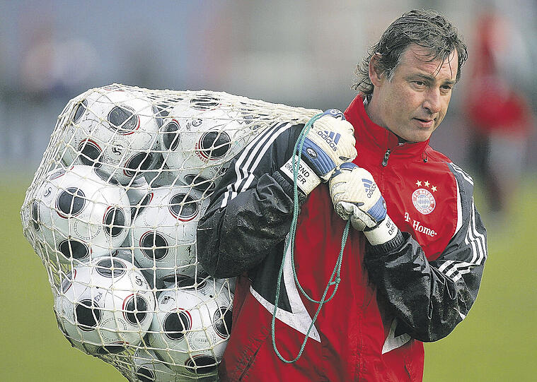 Ab Sommer wird er beim FC Bayern nicht mehr gebraucht: Torwarttrainer Bernd Dreher (41). Foto: firo/Augenklick