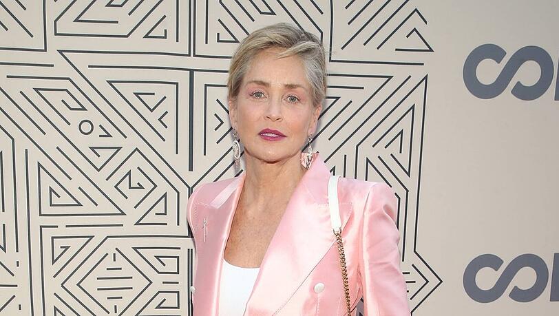 Sharon Stone prangert die Art und Weise an, wie Frauen beim Thema Fehlgeburt von der Gesellschaft alleingelassen werden.