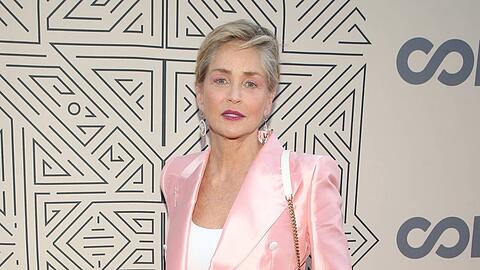 Sharon Stone prangert die Art und Weise an, wie Frauen beim Thema Fehlgeburt von der Gesellschaft alleingelassen werden.