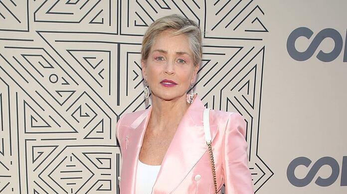 Sharon Stone prangert die Art und Weise an, wie Frauen beim Thema Fehlgeburt von der Gesellschaft alleingelassen werden.