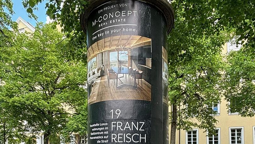 Auf einer Litfaßsäule in der Possartstraße klebt Werbung fürein anderes Luxus-Projekt von M-Concept: in Kitzbühel mit Blick auf die Streif. Auf einer Litfaßsäule in der Possartstraße klebt Werbung fürein anderes Luxus-Projekt von M-Concept: in Kitzbühel mit Blick auf die Streif.