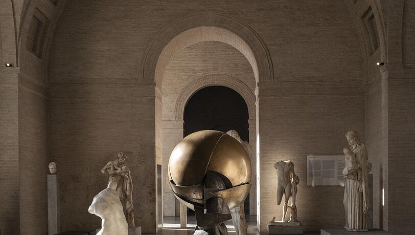 Die Skulptur Kugelkaryatide V N.Y. des Bildhauers Fritz Koenig ist Teil der Ausstellung "Mythos und Moderne" in der Glyptothek. Die Skulptur Kugelkaryatide V N.Y. des Bildhauers Fritz Koenig ist Teil der Ausstellung "Mythos und Moderne" in der Glyptothek.