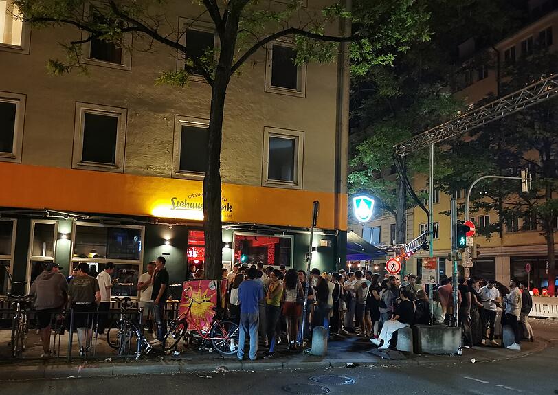 Sommerabend im Univiertel: Gerade an der Kreuzung Schelling-/Türkenstraße tummeln sich viele junge Leute noch spät nachts.