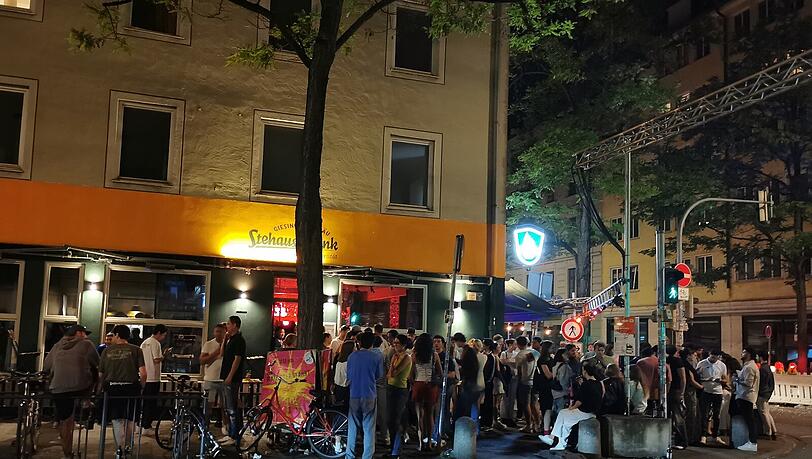 Sommerabend im Univiertel: Gerade an der Kreuzung Schelling-/Türkenstraße tummeln sich viele junge Leute noch spät nachts.