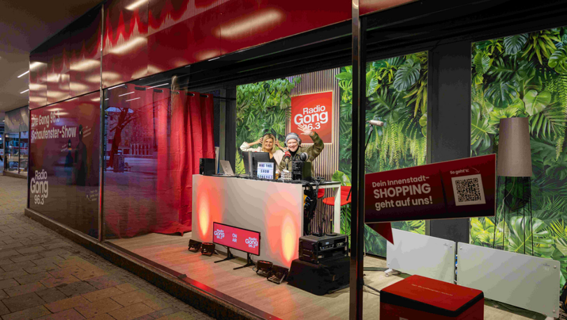 Morningman Mike und Natalie sind f&uuml;r f&uuml;r eine Woche in ein Schaufenster mitten in der Innenstadt gezogen &ndash; und zwar ins GALERIA Schaufenster direkt am Marienplatz.