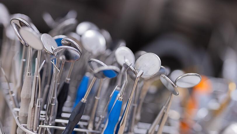 Wegen des Todes eines Patienten muss sich in Augsburg ein Zahnarzt vor Gericht verantworten. (Symbolbild)