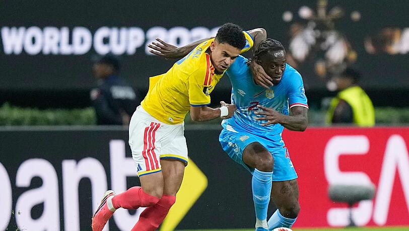 Bayern-Profi Díaz (links) traf zwar nicht selbst, jubelte aber über den Sieg Kolumbiens bei der WM. Bayern-Profi Díaz (links) traf zwar nicht selbst, jubelte aber über den Sieg Kolumbiens bei der WM.
