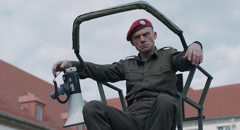 Harte Mine, dahinter Unsicherheit: Vizeleutnant Charles Eismayer (Gerhard Liebmann) muss seine Homosexualit&auml;t im Heer geheimhalten und versteckt sich hinter einer Fassade aus Autorit&auml;t und Drill.
