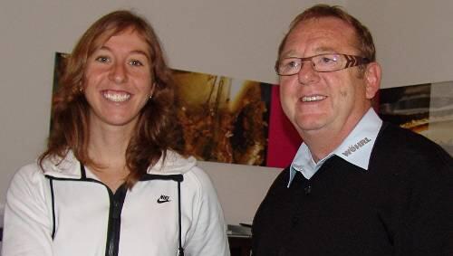 „Ich denke, dass ich im international stärksten Team fahre“: Olympia-Siegerin Nicole Cooke mit Equipe-Manager Herbert Oppelt. „Ich denke, dass ich im international stärksten Team fahre“: Olympia-Siegerin Nicole Cooke mit Equipe-Manager Herbert Oppelt.