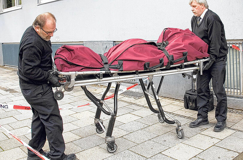 Nach dem Giesinger Mord-Drama im Oktober: Die Leiche von Sampre B. wird abtransportiert.