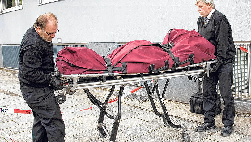 Nach dem Giesinger Mord-Drama im Oktober: Die Leiche von Sampre B. wird abtransportiert. Nach dem Giesinger Mord-Drama im Oktober: Die Leiche von Sampre B. wird abtransportiert.