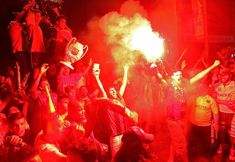 Ausgelassen feiert der FC Barcelona feiert seinen 3:1-Sieg über Juventus Turin in Champions-League. Die Bilder der Fußball-Party.
