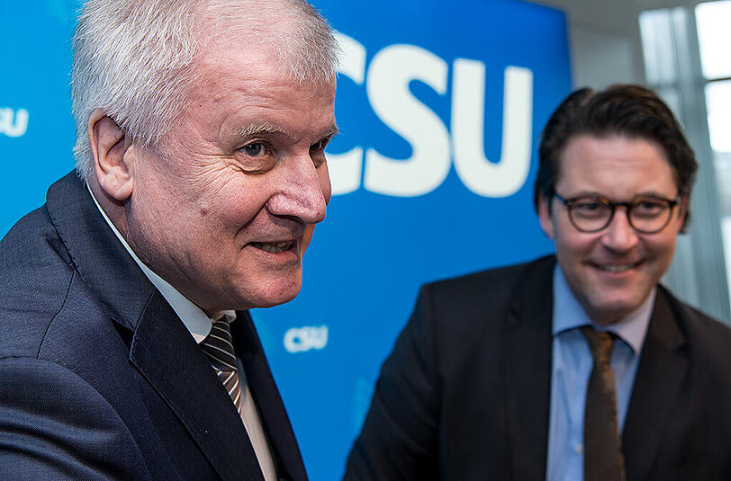 Horst Seehofer und CSU- Generalsekretär Andreas Scheuer (r.) sticheln gegen Kanzlerin Angela Merkel.
