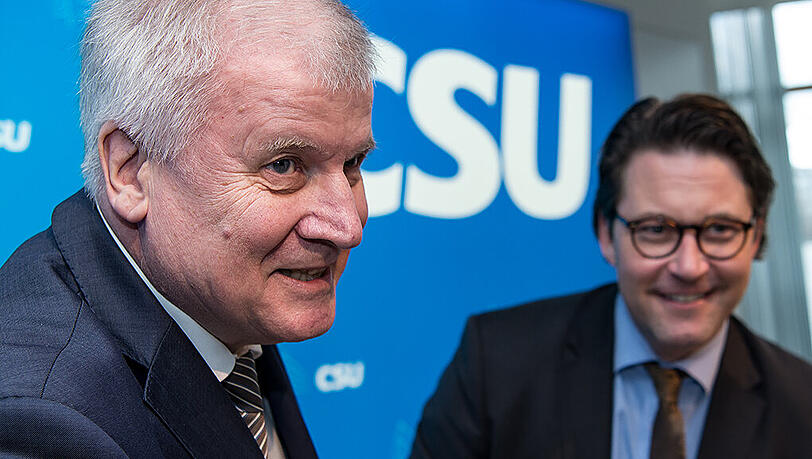 Horst Seehofer und CSU- Generalsekretär Andreas Scheuer (r.) sticheln gegen Kanzlerin Angela Merkel. Horst Seehofer und CSU- Generalsekretär Andreas Scheuer (r.) sticheln gegen Kanzlerin Angela Merkel.