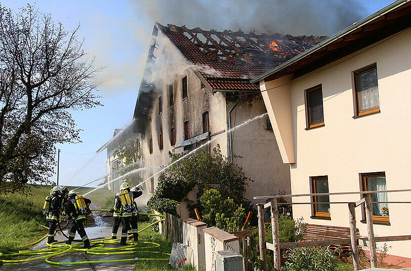 Großeinsatz der Feuerwehr am Donnerstagnachmittag: In Lafering brannte ein großes Stallgebäude komplett aus, der Sachschaden ist enorm. Die Bilder.