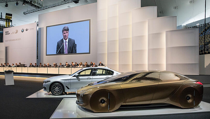 Harald Krüger spricht gestern in der Olympiahalle. Der „iNext“ von BMW (im Vordergrund) soll ab 2021 den Automarkt aufmischen. Harald Krüger spricht gestern in der Olympiahalle. Der „iNext“ von BMW (im Vordergrund) soll ab 2021 den Automarkt aufmischen.