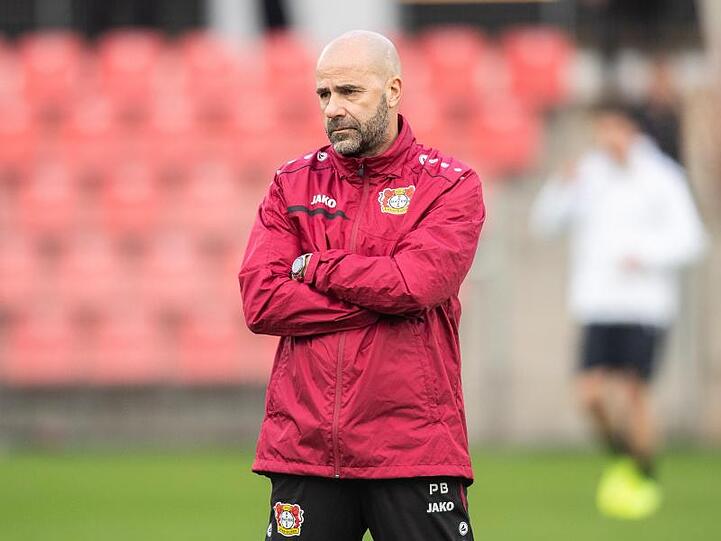 Leverkusens Trainer Peter Bosz hat die Hoffnung auf das Weiterkommen pflichtschuldig nicht aufgegeben.