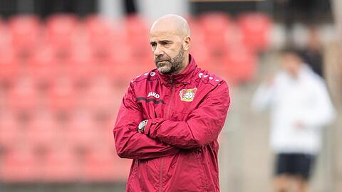 Leverkusens Trainer Peter Bosz hat die Hoffnung auf das Weiterkommen pflichtschuldig nicht aufgegeben.