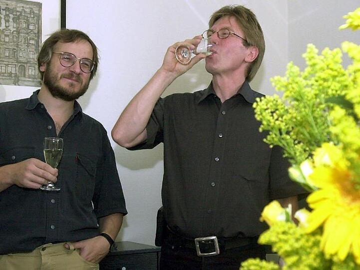 Nach der Freilassung: Mit einem Glas Sekt feiern Arno Funke (r.) und der Verlagsleiter des Ch.Links-Verlages, Christoph Links.