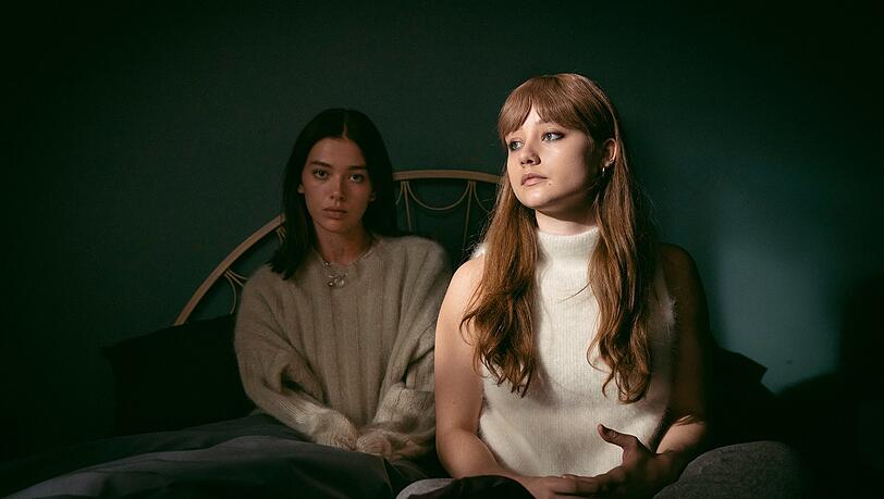 Izzy (Ruby Stokes vorne) sorgt sich in "A Banquet" um ihre kranke Schwester Betsey (Jessica Alexander).