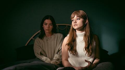 Izzy (Ruby Stokes vorne) sorgt sich in "A Banquet" um ihre kranke Schwester Betsey (Jessica Alexander).