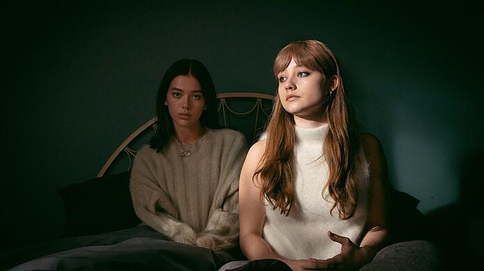 Izzy (Ruby Stokes vorne) sorgt sich in "A Banquet" um ihre kranke Schwester Betsey (Jessica Alexander).
