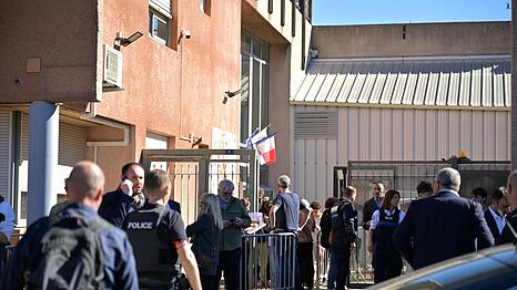Frankreich reagiert ersch&uuml;ttert auf den Schusswaffenvorfall an einer Schule bei Marseille.