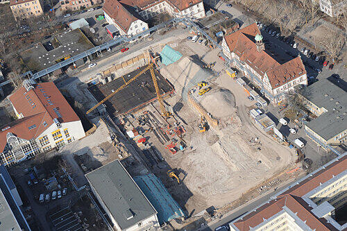 Der Kran steht schon: Im Mai wird fürs Dr. Theo Schöller-Haus der Grundstein gelegt.