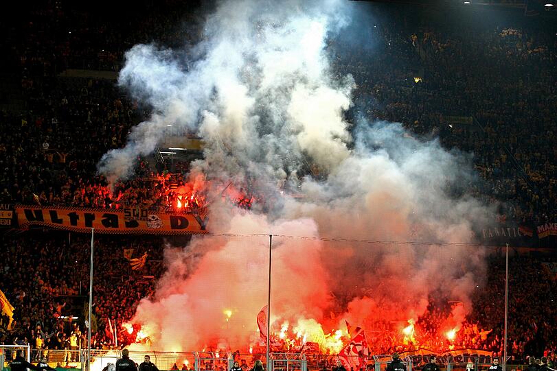 Der Kontrollausschuss des Deutschen Fußball-Bundes (DFB) fordert einen Ausschluss des Zweitligisten Dynamo Dresden aus dem DFB-Pokal für die Saison 2012/13. Dies gab der DFB am Mittwoch bekannt.