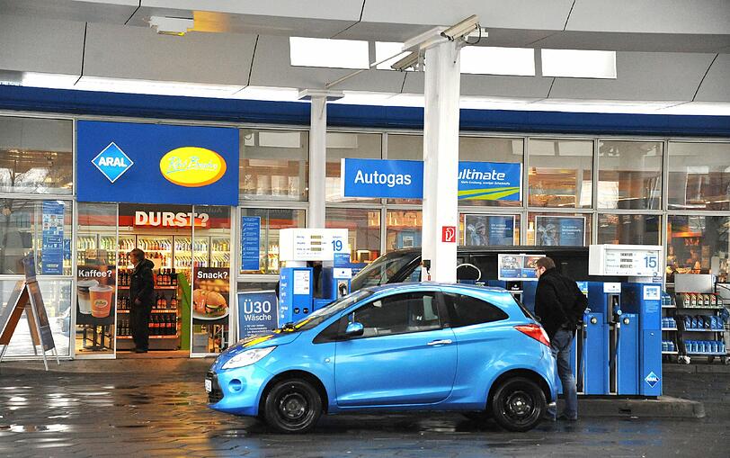 Tankstelle: und falls Sie bis kurz vor der Bescherung noch nichts haben, bleibt immer noch die 24-Stunden-Tankstelle. Zwar gibt es hier nichts exquisites, aber über Pralinen und Blumen freuen sich die meisten.