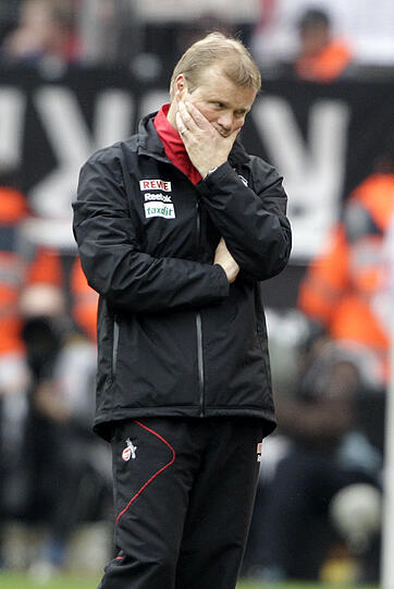 Nach dem Spiel ist Trainer Schäfer geknickt. Der Platz in die Relegation war zum Greifen nah.