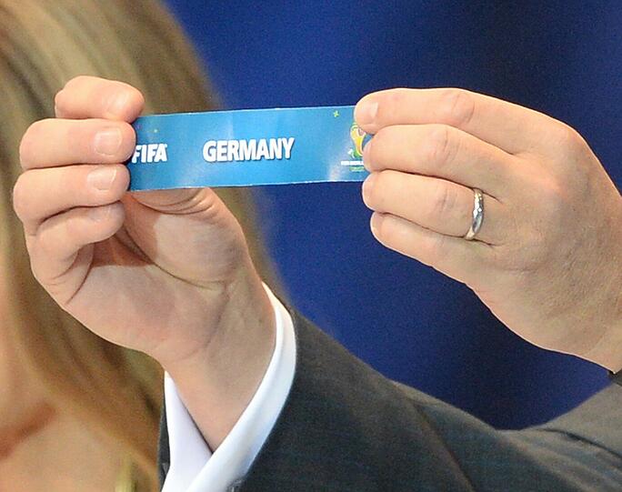 Jerome Valcke hält das deutsche Los hoch