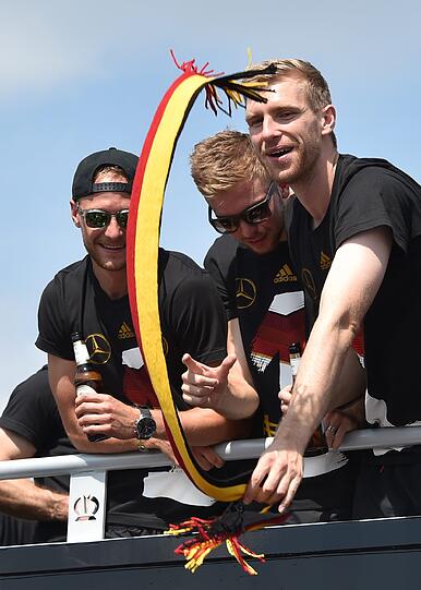 Der DFB-Bus auf dem Weg zur Fanmeile am Brandenburger Tor.