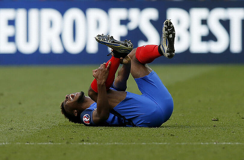 Kingsley Coman greift sich an den Knöchel. Der Bayern-Star musste im EM-Achtelfinale Frankreich - Irland ausgewechselt werden.
